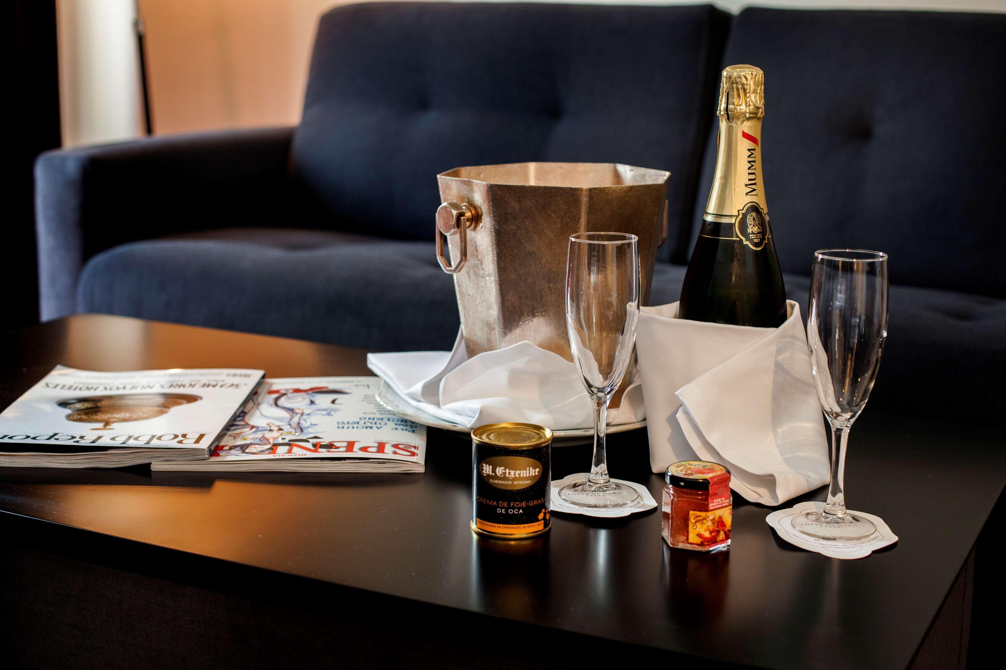 בילבאו Hotel Lopez De Haro מראה חיצוני תמונה Champagne and honey