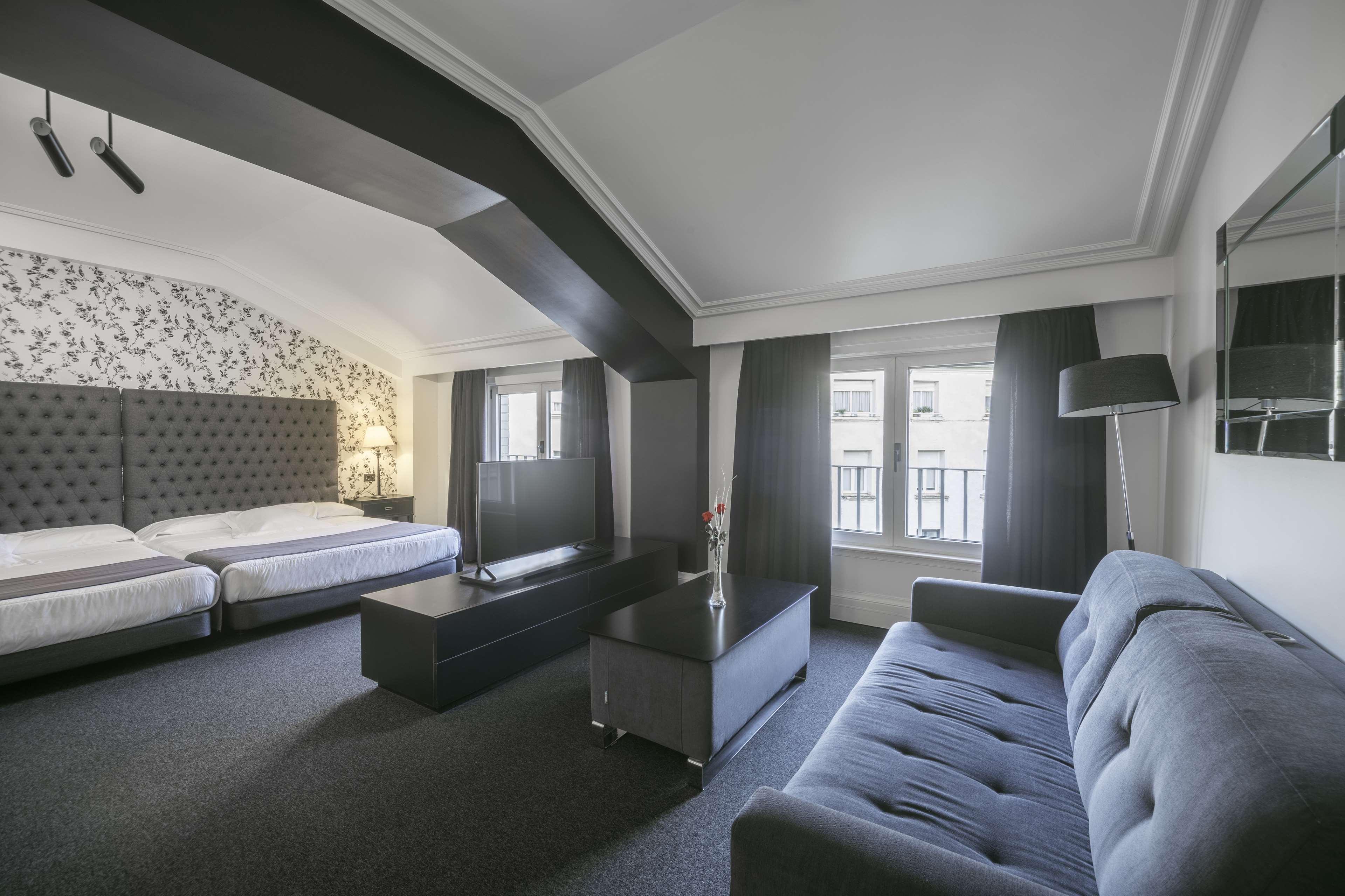 בילבאו Hotel Lopez De Haro מראה חיצוני תמונה Suite