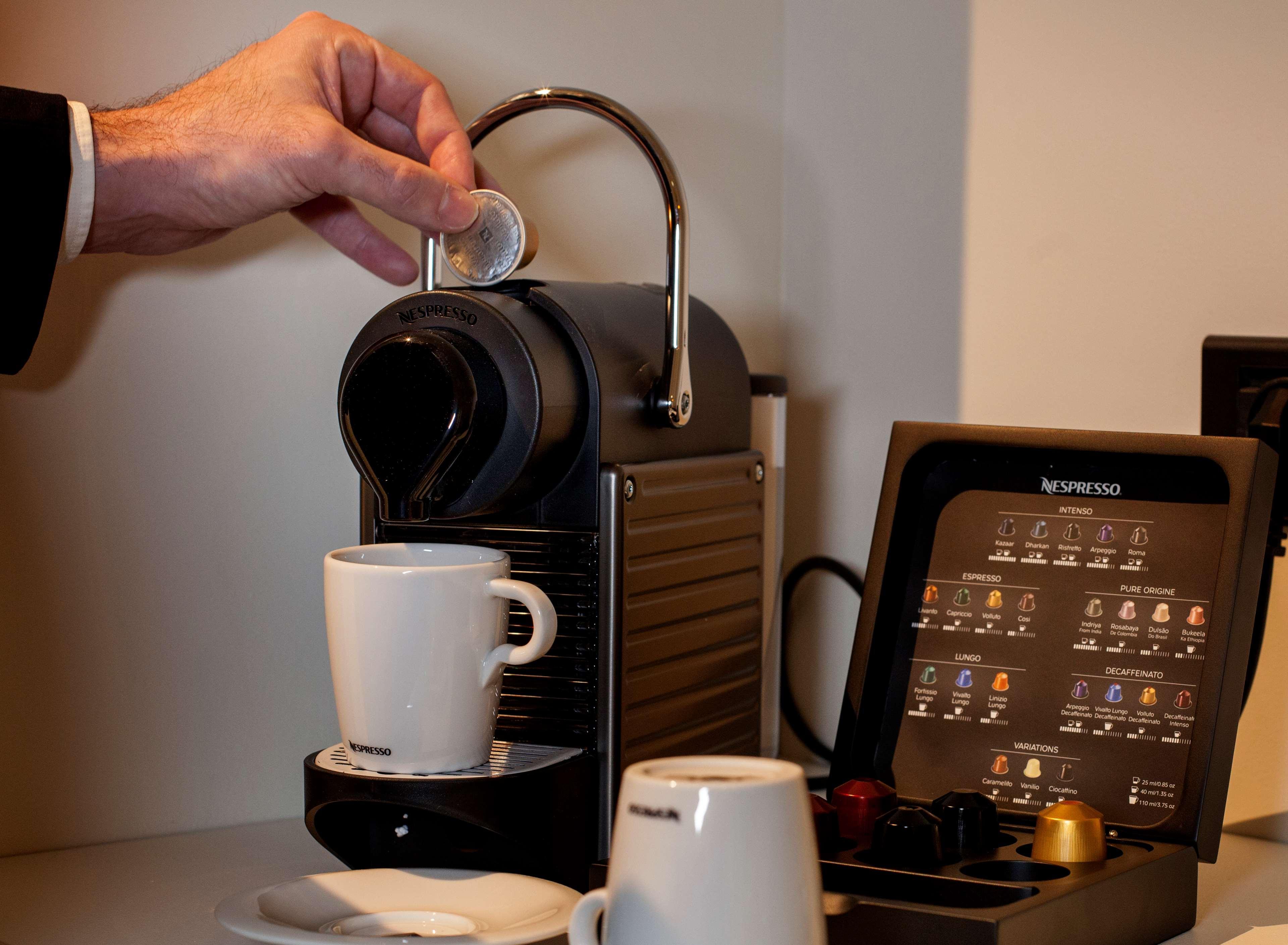 בילבאו Hotel Lopez De Haro מראה חיצוני תמונה A Nespresso machine