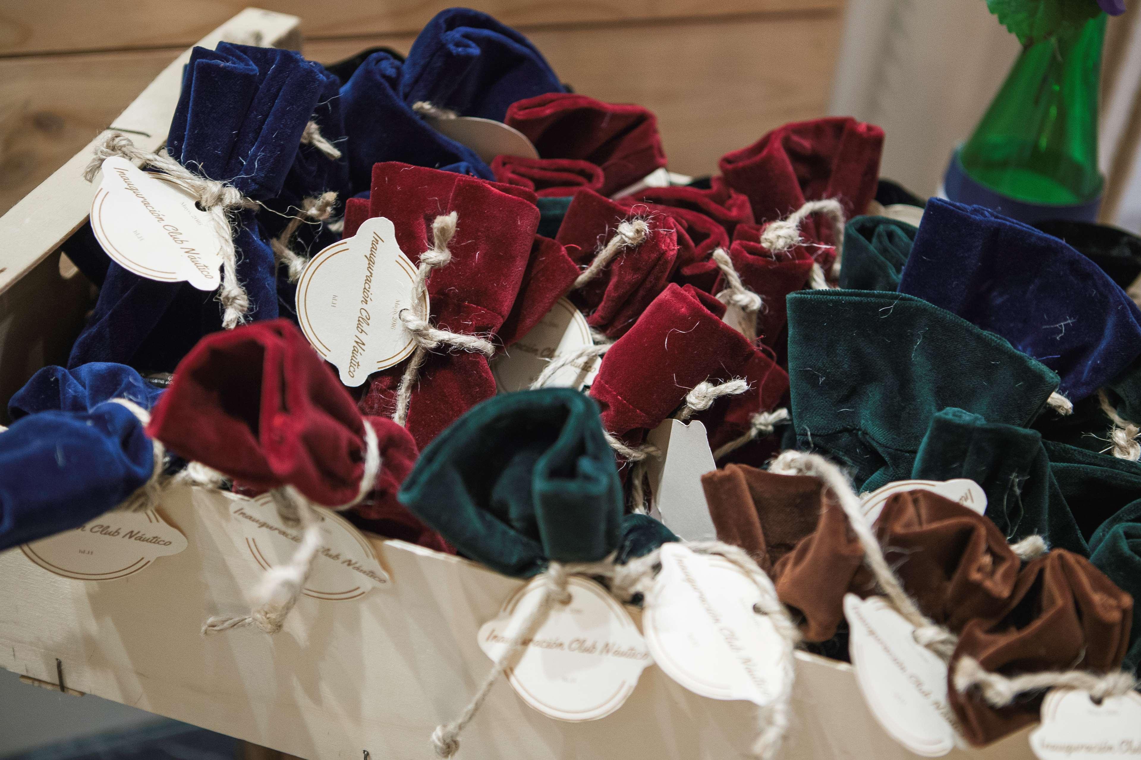 בילבאו Hotel Lopez De Haro מראה חיצוני תמונה A selection of velvet pouches