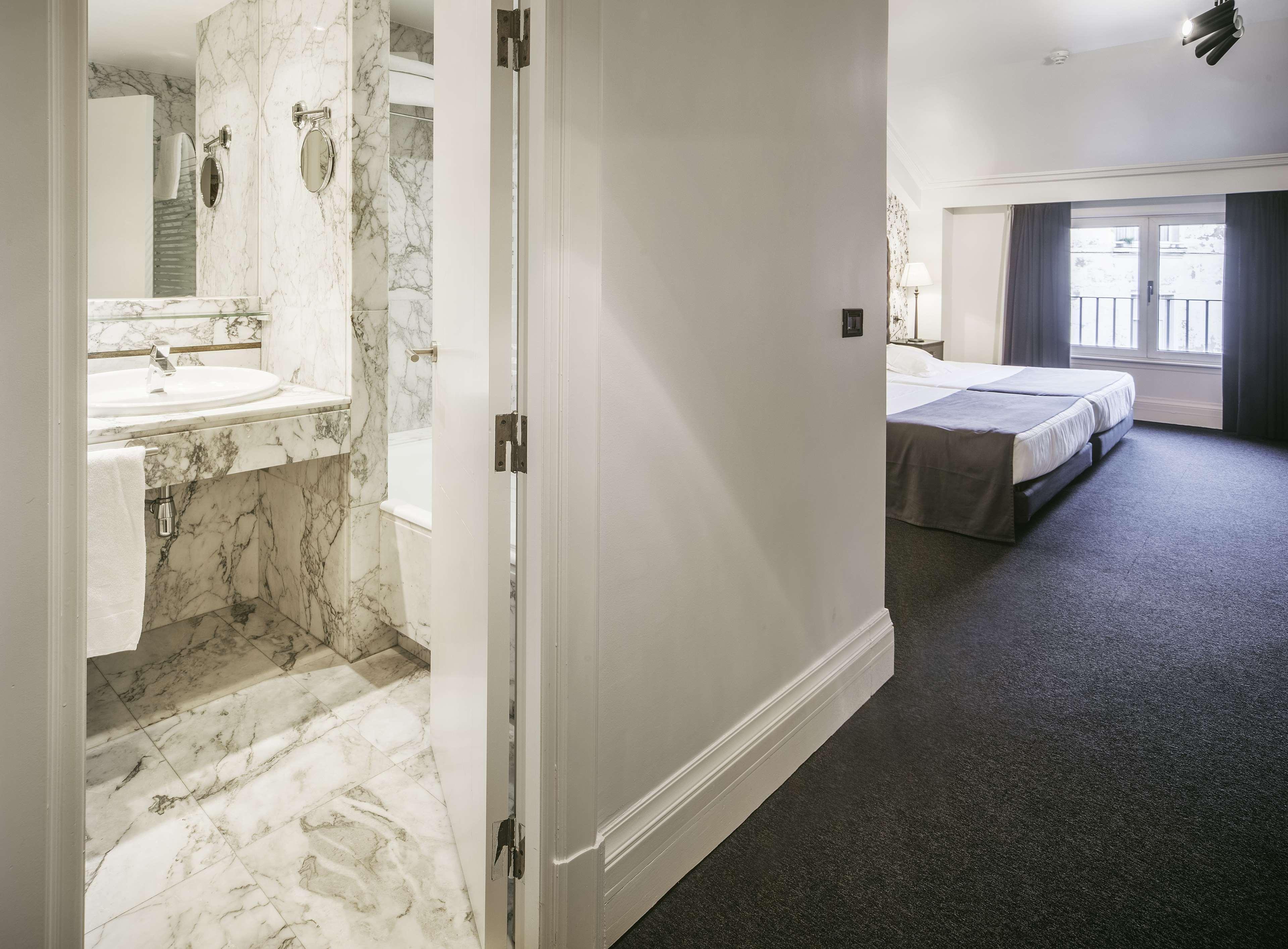 בילבאו Hotel Lopez De Haro מראה חיצוני תמונה A room at the hotel