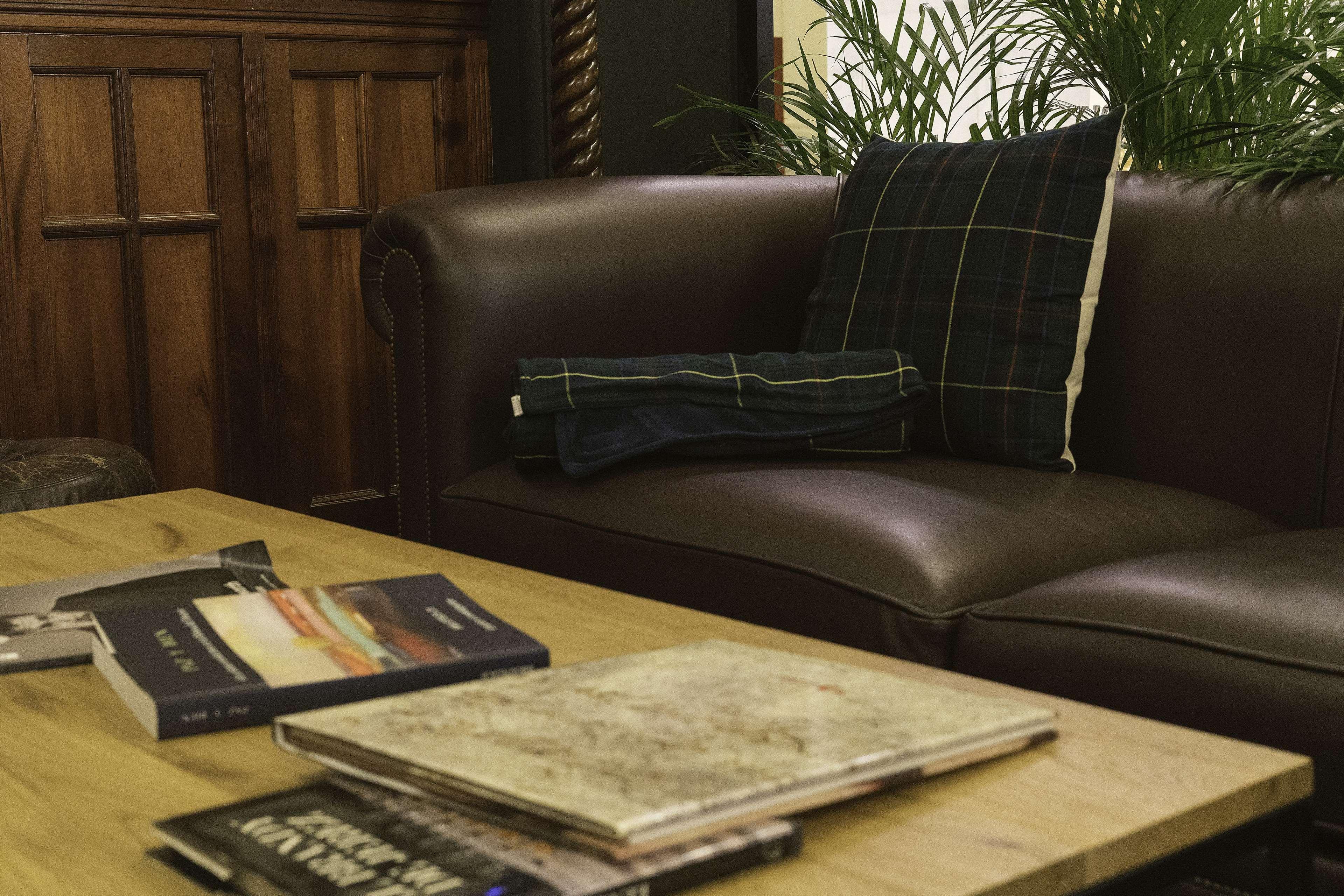 בילבאו Hotel Lopez De Haro מראה חיצוני תמונה A tartan blanket