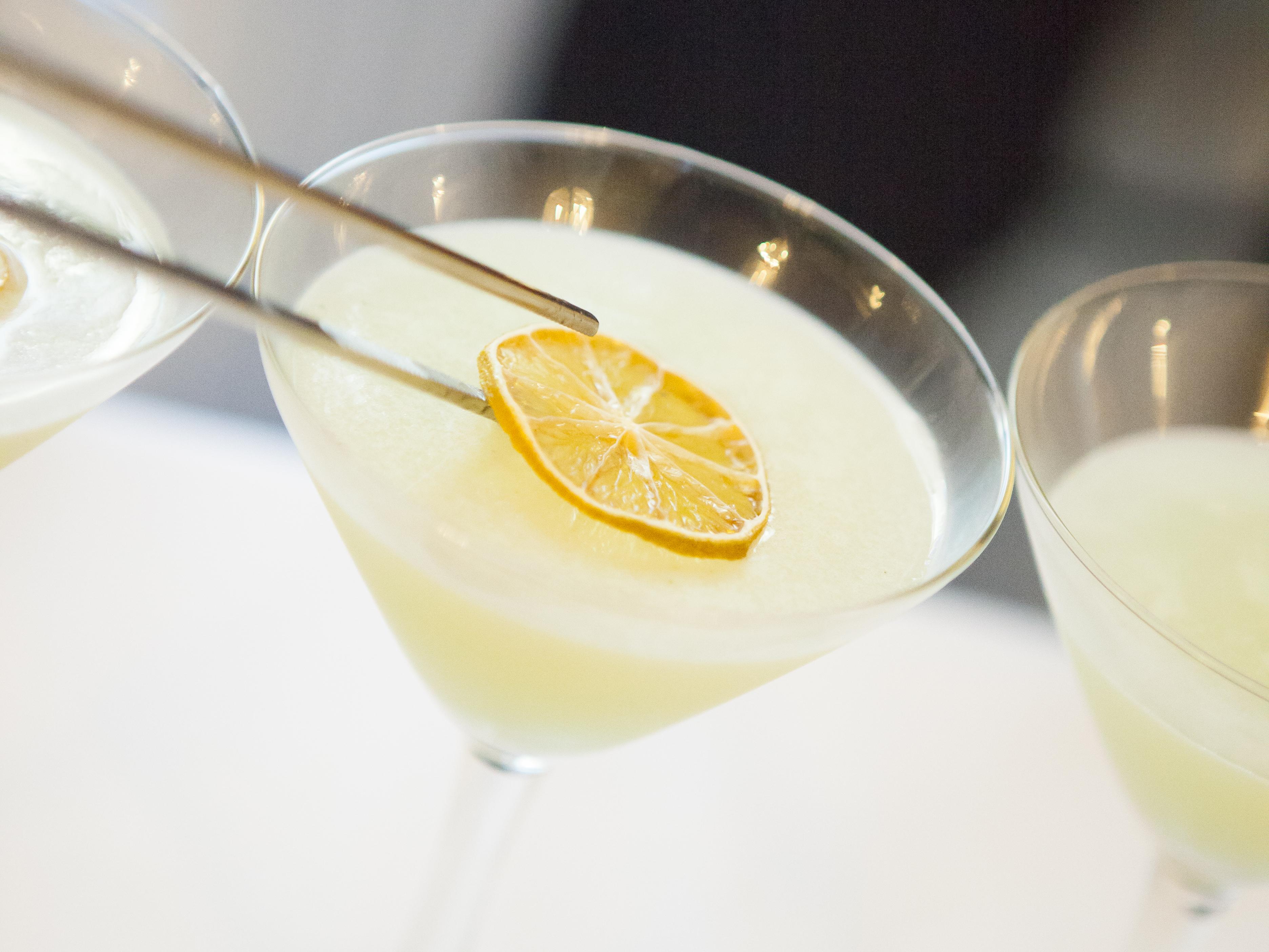 בילבאו Hotel Lopez De Haro מראה חיצוני תמונה A lemon drop martini
