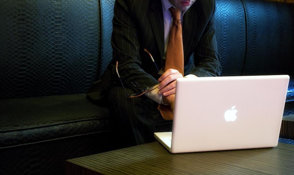 בילבאו Hotel Lopez De Haro מראה חיצוני תמונה A man using a laptop