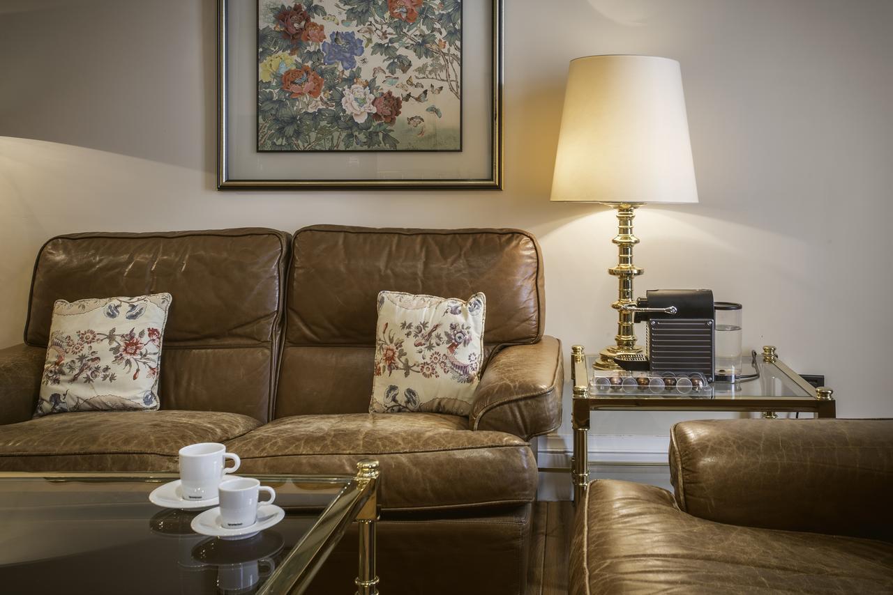 בילבאו Hotel Lopez De Haro מראה חיצוני תמונה A living room at the hotel
