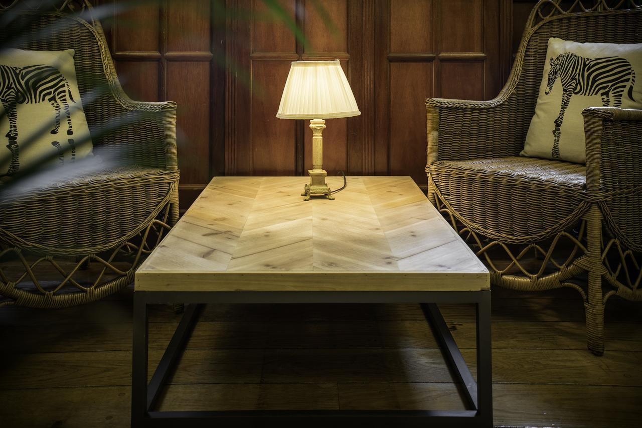 בילבאו Hotel Lopez De Haro מראה חיצוני תמונה A table made from a slab of kauri wood